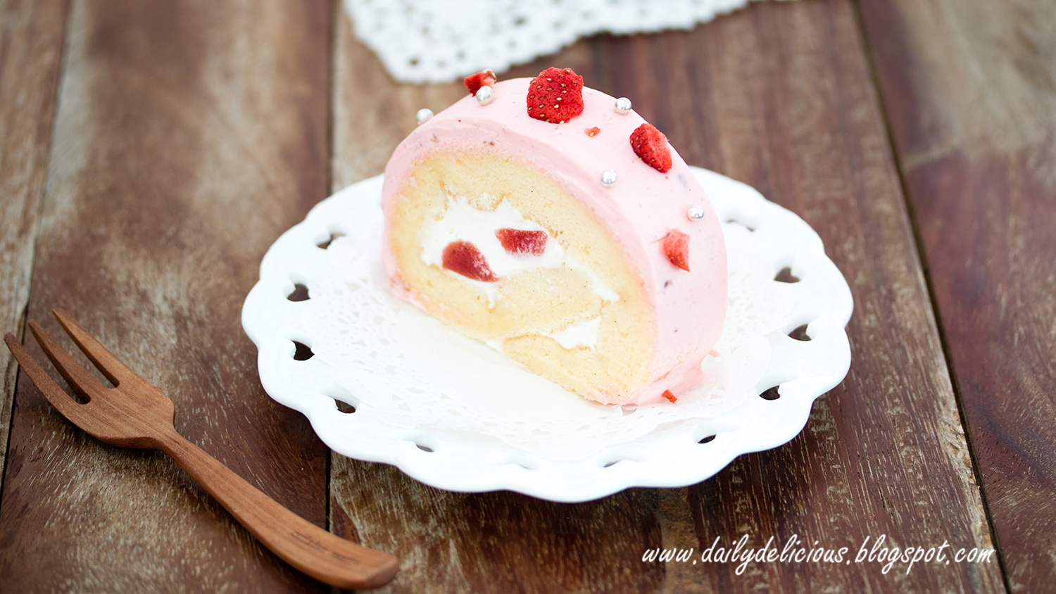 dailydelicious Strawberry Jelly Roll Pinky, cutie roll