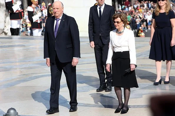 King Harald and Queen Sonja of Norway leave a wreath at the Altare della Patria (Altar of the Fatherland -Tomb of the Unknown Soldier)