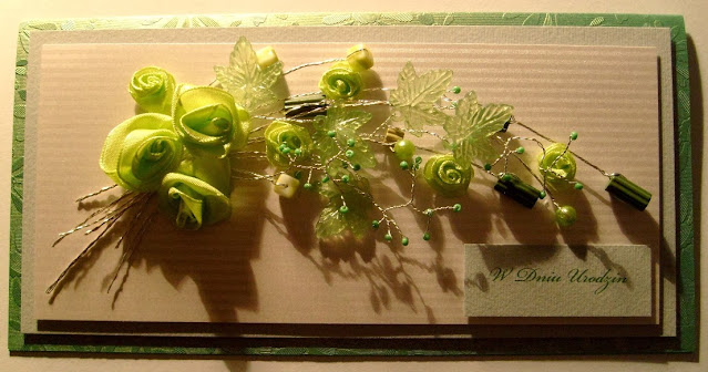 kartka okolicznościowa z okazji urodzin wykonana z drutu florystycznego i koralików w zielonym kolorze