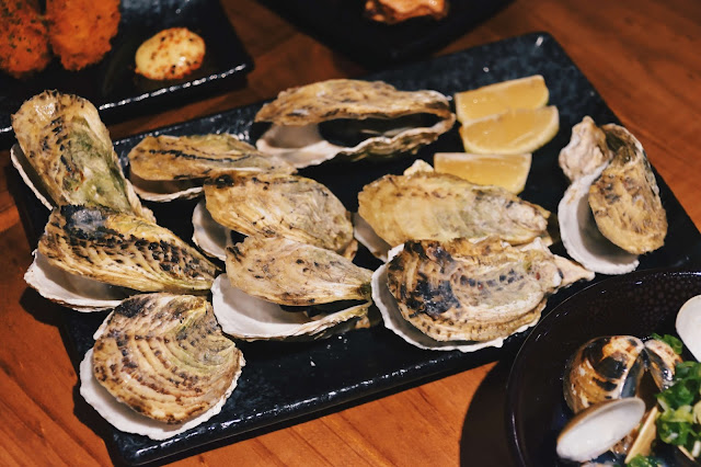 雖然現在已過澎湖生蠔的產季，不過蔦燒照樣提供如此鮮物，滿滿20顆擺一盤。