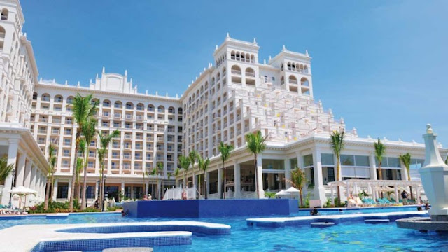The Hotel Riu Palace Pacifico (24h All Inclusive) is located in Nuevo Vallarta, Mexico, and is undoubtedly one of the most luxurious hotel in the area.