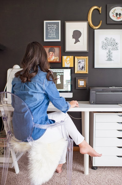 Home office com parede preta é arrojado e clean. Blog Achados de Decoração Home office com parede preta é arrojado e clean. Blog Achados de Decoração