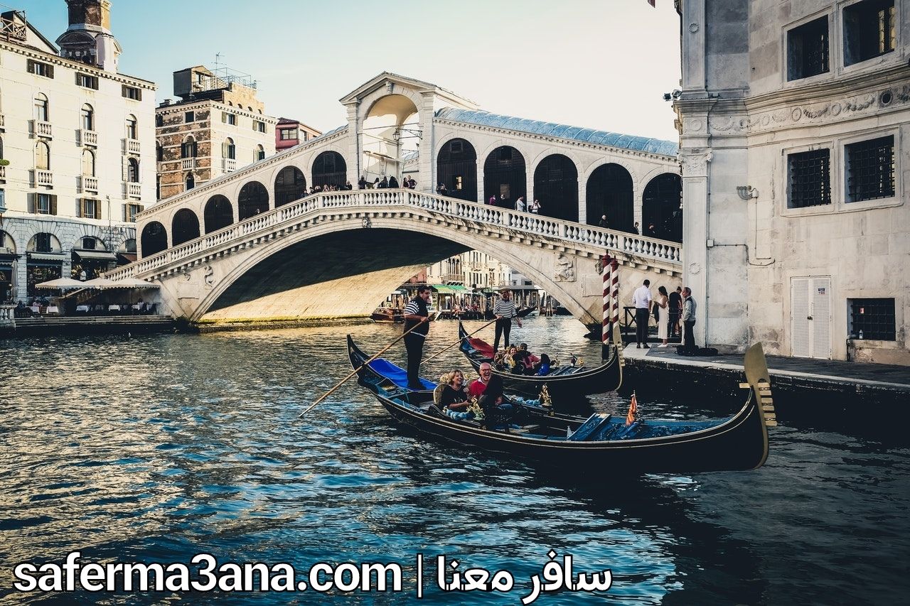 Река в венеции. Мост Риальто Венеция. Красная гондола Венеция. Пешеходный мост Венеция. Венеция машины.