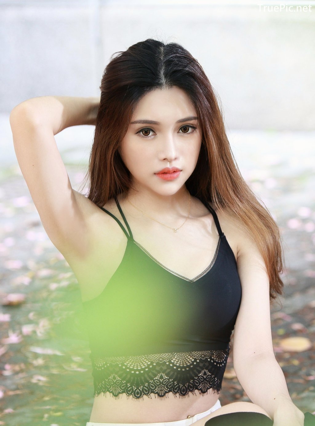 Image-Taiwanese-Model–莊舒潔–Hot-White-Short-Pants-and-Black-Crop-Top-TruePic.net- Picture-89