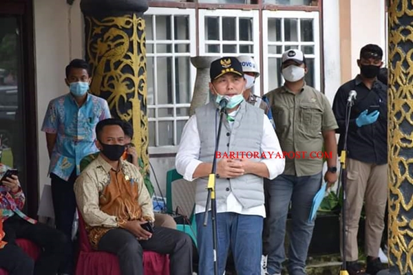 Kunjungi Bartim, Gubernur Kalteng Pantau Penanganan Covid- 19 dan Serahkan Bantuan Sosial untuk 7.132 KK Terdampak