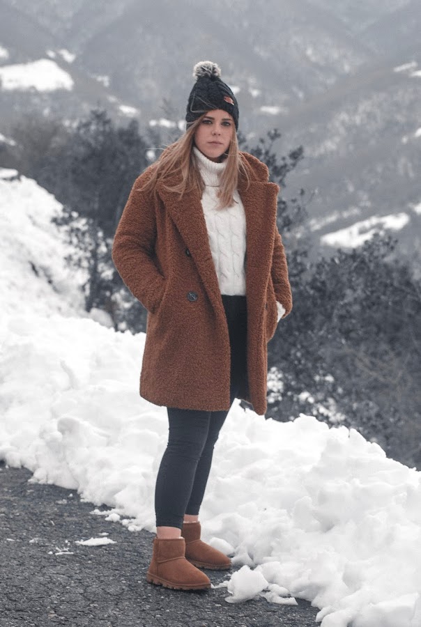 Outfit en la nieve con abrigo de borreguillo