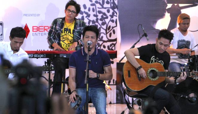 Cobalah Mengerti Chord : Download Lagu Cobalah Mengerti Peterpan Feat