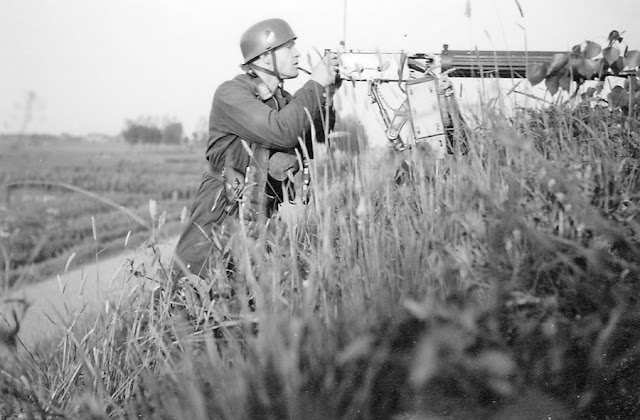 Fallschirmjäger worldwartwo.filminspector.com Vickers machine gun