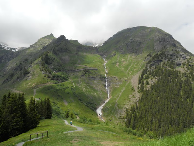 Green mountains and waterfalls on the North Face Trail Mürren