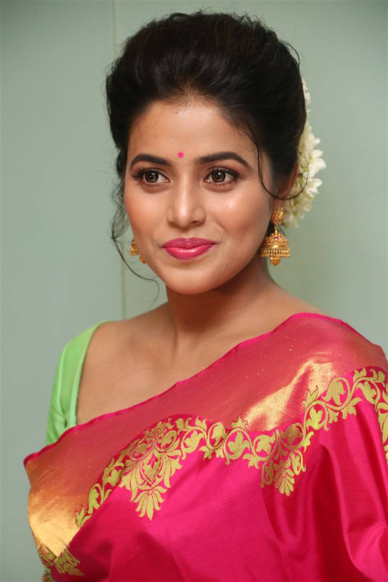 Poorna Latest Hot Glamourous Pink Traditional Saree PhotoShoot Images ...