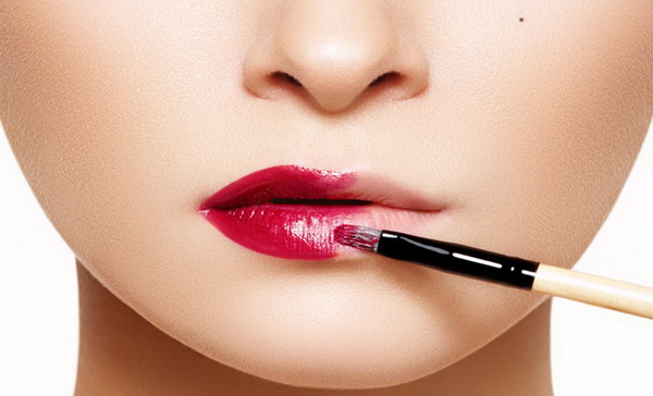 طريقة وضع احمر الشفاة بالطريقة الصحيحة طريقة وضع احمر الشفاة بالطريقة الصحيحة