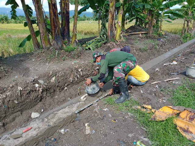 Wujudkan Kemanunggalan TNI Dan Rakyat,Babinsa Koramil 22 Wonosari Bantu Buat Talud