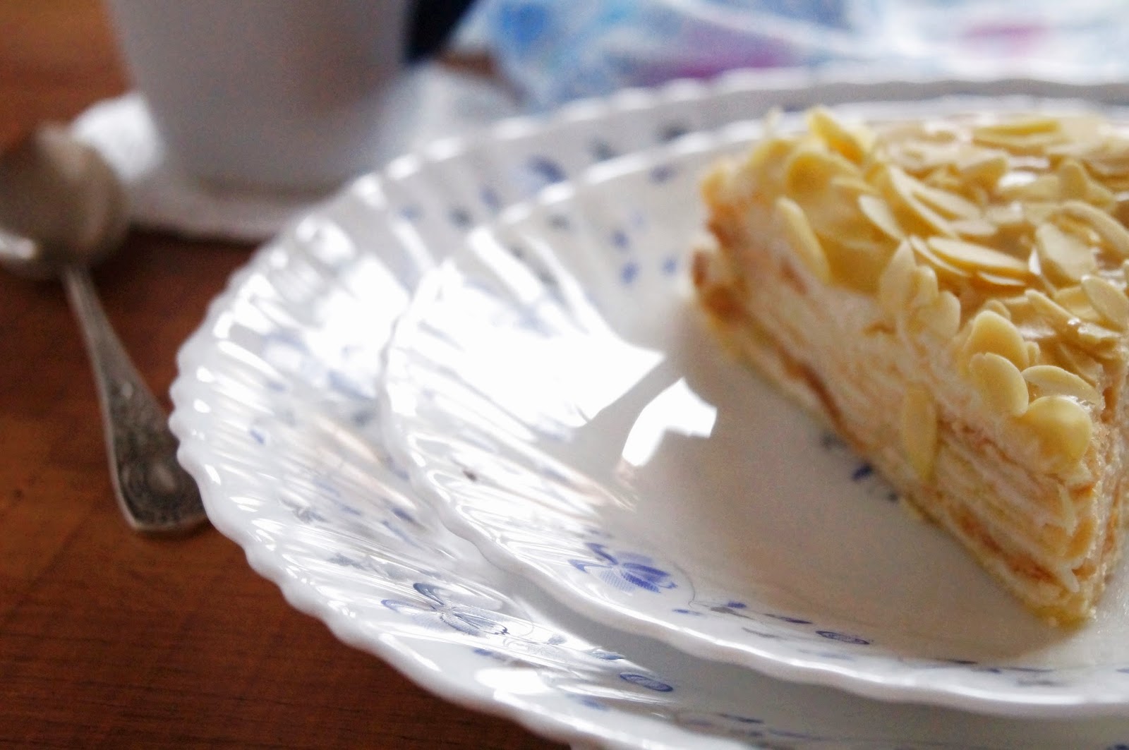Рецепт творожного наполеона с заварным кремом. Сыроедческий торт Наполеон. Творожный Наполеон торт. Творожный Наполеон на сковороде. Творожный сыр для Наполеона.