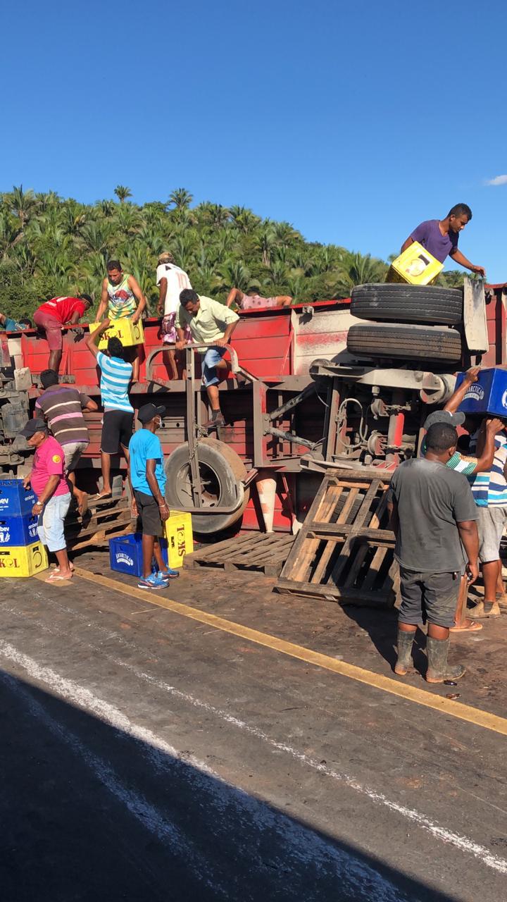 Populares saqueiam carga de cerveja após carreta tombar na BR-316, próximo a Peritoró