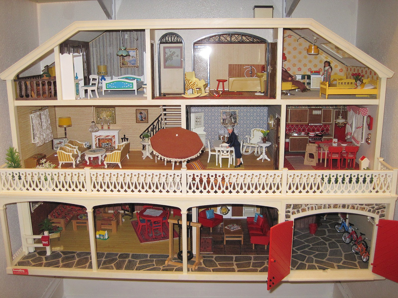 Vintage Lundby Update Houses in their new home