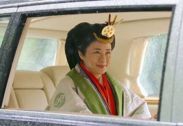 At the Geku outer shrine, The Emperor and Empress offered prayers  dedicated to the goddess of clothing