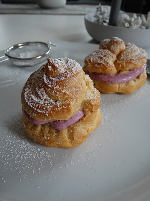 Windbeutel mit Blaubeer-Creme