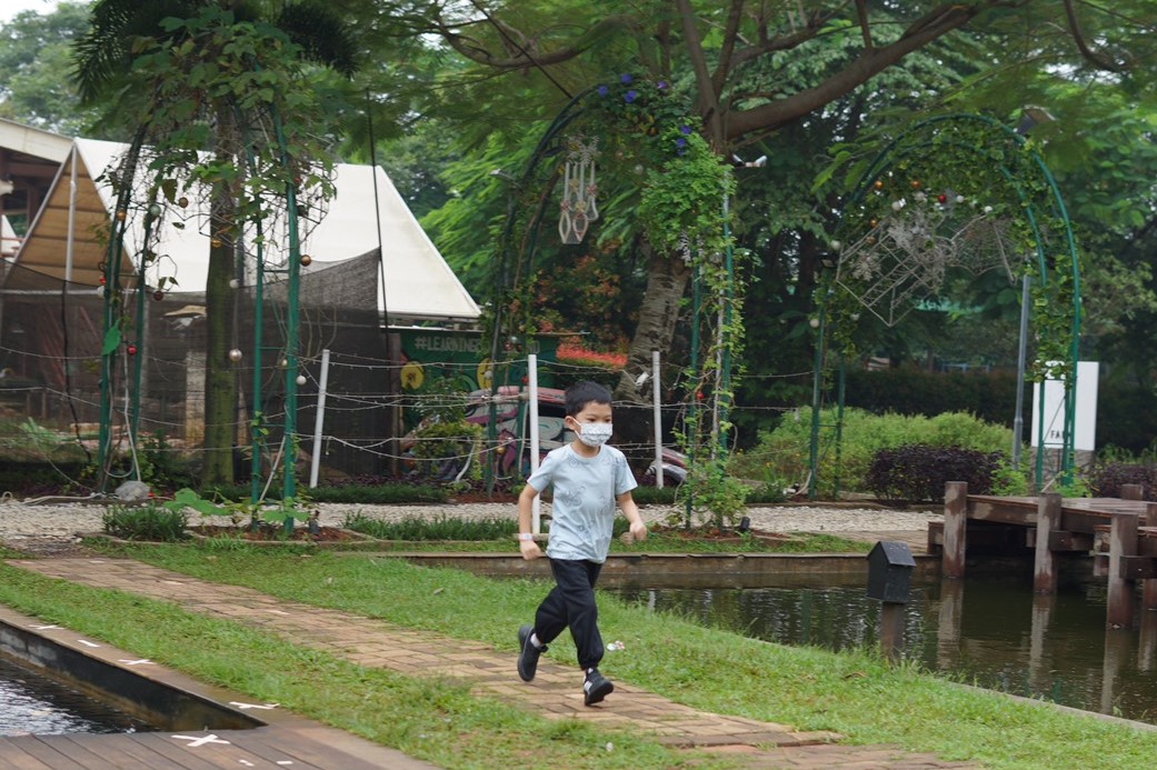 family traveler bermain ke scientia square park saat pandemi