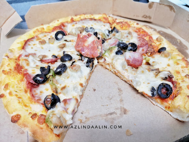 4 SYAWAL KAMI LUNCH DOMINOS DAN PACK BARANG UNTUK BALIK - Kami balik ke kampung Taiping dari 3 Jun / 29 Ramadan sehinggalah ke 8 Jun ( 4 Syawal). 5 hari berkampung di kampung ! Cukup lama tu sebenarnya, hampir 1 minggu. Plan asal daddy nak balik ke KL pada hari Ahad. Tapi, mummy minta daddy tukar plan balik hari Sabtu. Ahad nak rehat ! Isnin tu, macam-macam planning nak buat. Kang dah mula kerja, apa pun tak boleh buat. Tok mak pun raya ke-4 tu dah touch down Malaysia !. Memang bagi tahu awal-awal jumpa di Kajang je nanti. Biar mereka berehat dulu ! 4 SYAWAL KAMI LUNCH DOMINOS DAN PACK BARANG UNTUK BALIK 4 SYAWAL KAMI LUNCH DOMINOS DAN PACK BARANG UNTUK BALIK - Kami balik ke kampung Taiping dari 3 Jun / 29 Ramadan sehinggalah ke 8 Jun ( 4 Syawal). 5 hari berkampung di kampung ! Cukup lama tu sebenarnya, hampir 1 minggu. Plan asal daddy nak balik ke KL pada hari Ahad. Tapi, mummy minta daddy tukar plan balik hari Sabtu. Ahad nak rehat ! Isnin tu, macam-macam planning nak buat. Kang dah mula kerja, apa pun tak boleh buat. Tok mak pun raya ke-4 tu dah touch down Malaysia !. Memang bagi tahu awal-awal jumpa di Kajang je nanti. Biar mereka berehat dulu ! 4 SYAWAL KAMI LUNCH DOMINOS DAN PACK BARANG UNTUK BALIK