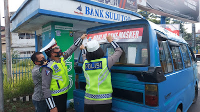 Disiplinkan Warga Pakai Masker, Ditlantas Polda Sulut Pasang Stiker Himbauan di Angkutan Umum