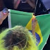 Vídeo: Cantora baiana queima bandeira do Brasil durante show em Feira de Santana; "Ei, Bolsonaro vai tomar no c*"