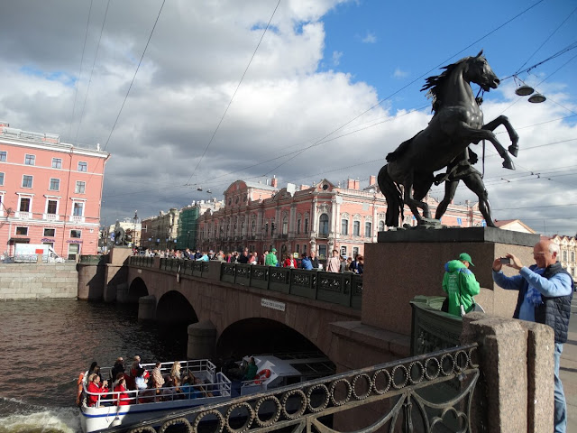 Ждать, что Петербург окажется таким же, как вы его себе представляли, будучи туристом или же таким, как Google