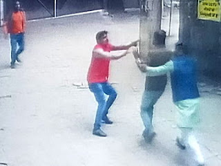 कॉपी जांचने गए शिक्षकों को हड़तालियों ने पीटा, 15 सस्पेंड कॉपी जांचने गए शिक्षकों को हड़तालियों ने पीटा, 15 सस्पेंड