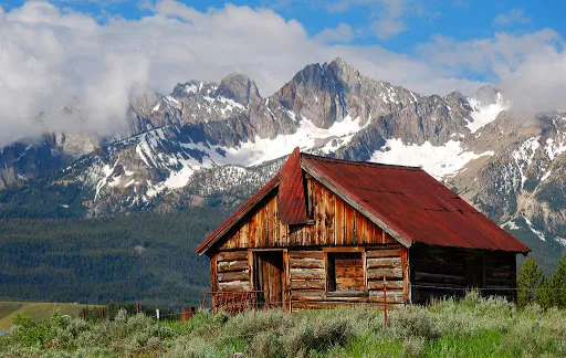 Beautiful Cabin with green fields and mountains 8