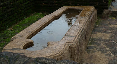 каменная гранитная ванна в древней больнице Полоннарува, Шри-Ланка, загадки древней медицины