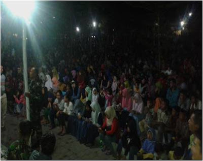 NONTON BARENG FILM PENGKIANATAN G 30 S/PKI DI TAMAN EDUPARK GEMOLONG