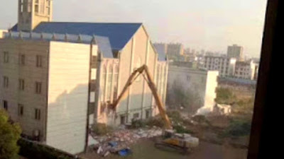 China Menghancurkan Megagereja 3000 Tempat Duduk selama Kebaktian Ibadah