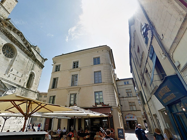 Place aux herbes à Nîmes