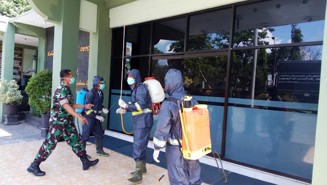 Cegah Corona Kodim 0815/Mojokerto Bersinergi Semprotkan Disinfektan Di Ruang Publik Mojokerto, - Upaya preventif terkait corona di wilayah Kabupaten dan Kota Mojokerto semakin diintensifkan dengan melakukan penyemprotan yang menyasar perkantoran, pusat keramaian dan ruang publik lainnya. Dandim 0815/Mojokerto, Letkol Inf Dwi Mawan Sutanto, SH., saat dikonfirmasi, Kamis (19/03/2020), mengungkapkan, pihak TNI khususnya Kodim 0815/Mojokerto bersinergi dengan instansi terkait, termasuk dalam upaya pencegahan penyebaran virus corona. Masih lanjut Letkol Inf Dwi Mawan Sutanto, SH., sebagai tindak lanjut paska terbentuknya Satuan Gugus Tugas Percepatan Penanganan Virus Corona oleh Pemkab dan Pemkot Mojokerto, pihak Kodim 0815 bersama instansi terkait melakukan langkah-langkah pencegahan melalui pembersihan dan penyemprotan disinfektan di pusat keramaian dan ruang publik lainnya, salah satunya di Ruang Tunggu Terminal Kertajaya bersama Satuan Gugus Tugas bidang Perhubungan Kota Mojokerto, Rabu (19/03). Lebih lanjut Abituren Akmil Angkatan 2000 Kecabangan Infantri ini, mengungkapkan, upaya pencegahan di internal juga sudah dilakukan melalui penyemprotan disinfektan di lingkungan perkantoran Makodim dan Markas Koramil jajaran yang tersebar di wilayah Kabupaten dan Kota Mojokerto. “Untuk Koramil jajaran, penyemprotan disinfektan dikoordinasikan dan dilakukan bersama Forpimka (Kecamatan dan Polsek) dan UPT Puskesmas Dinkes setempat,” tambah pria kelahiran Purbalingga Jawa Tengah. Mantan Danyon Raider Khusus 752/VCS Sorong tersebut, meminta personel Makodim dan Koramil jajaran untuk meningkatkan pola hidup bersih dan sehat (PHBS) termasuk olah raga rutin untuk meningkatkan imunitas (kekebalan tubuh) dan sebagai salah satu upaya pencegahan. Dandim juga menghimbau agar masyarakat tidak panik atau resah dengan adanya virus corona karena hal itu bisa dicegah melalui PHBS. (Jayak)
