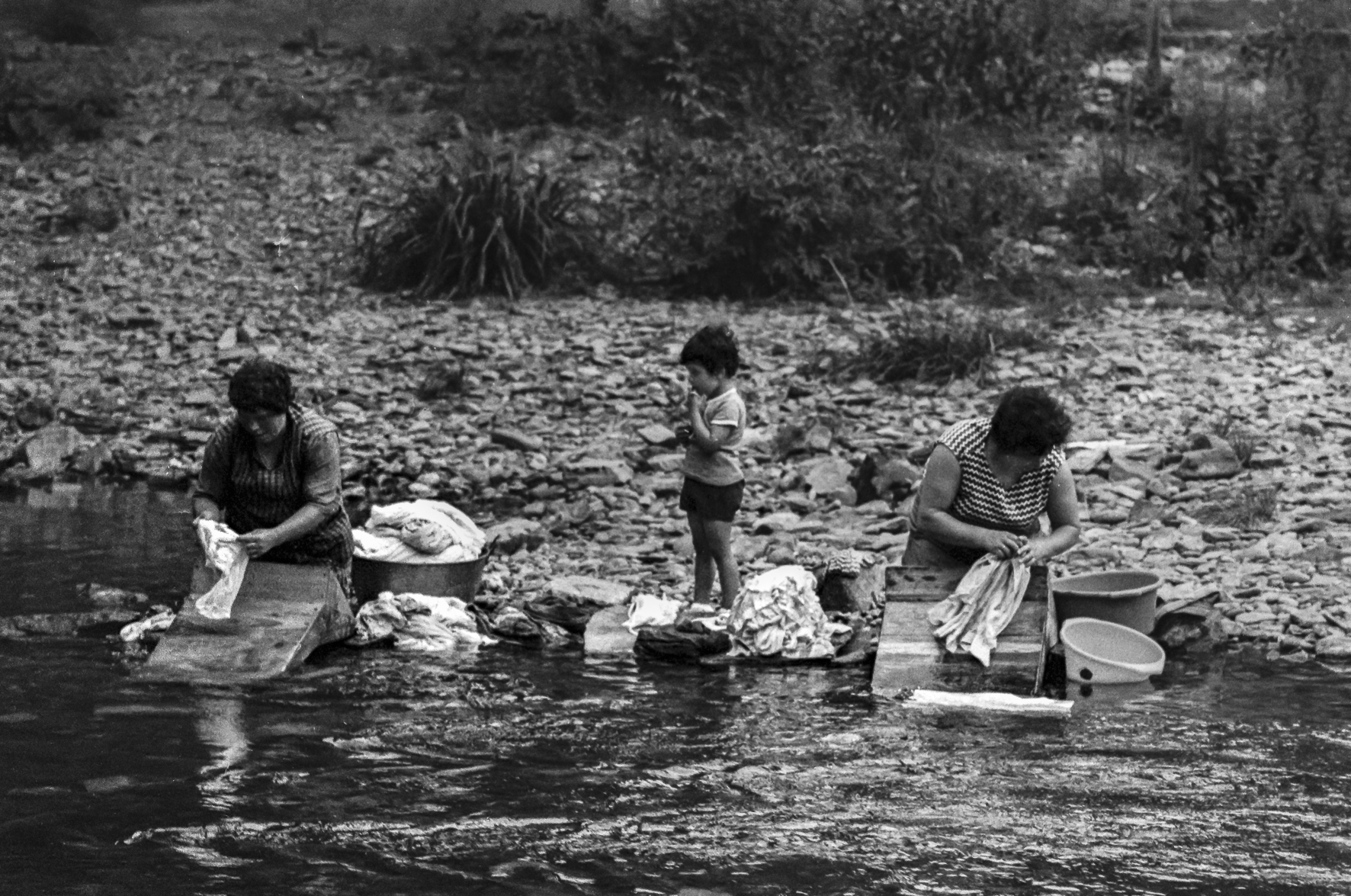 Женщины стирают на речке. Стирка на реке. Стирка белья в реке. Фотосессия стирка на реке. Стирка на речке в старину.