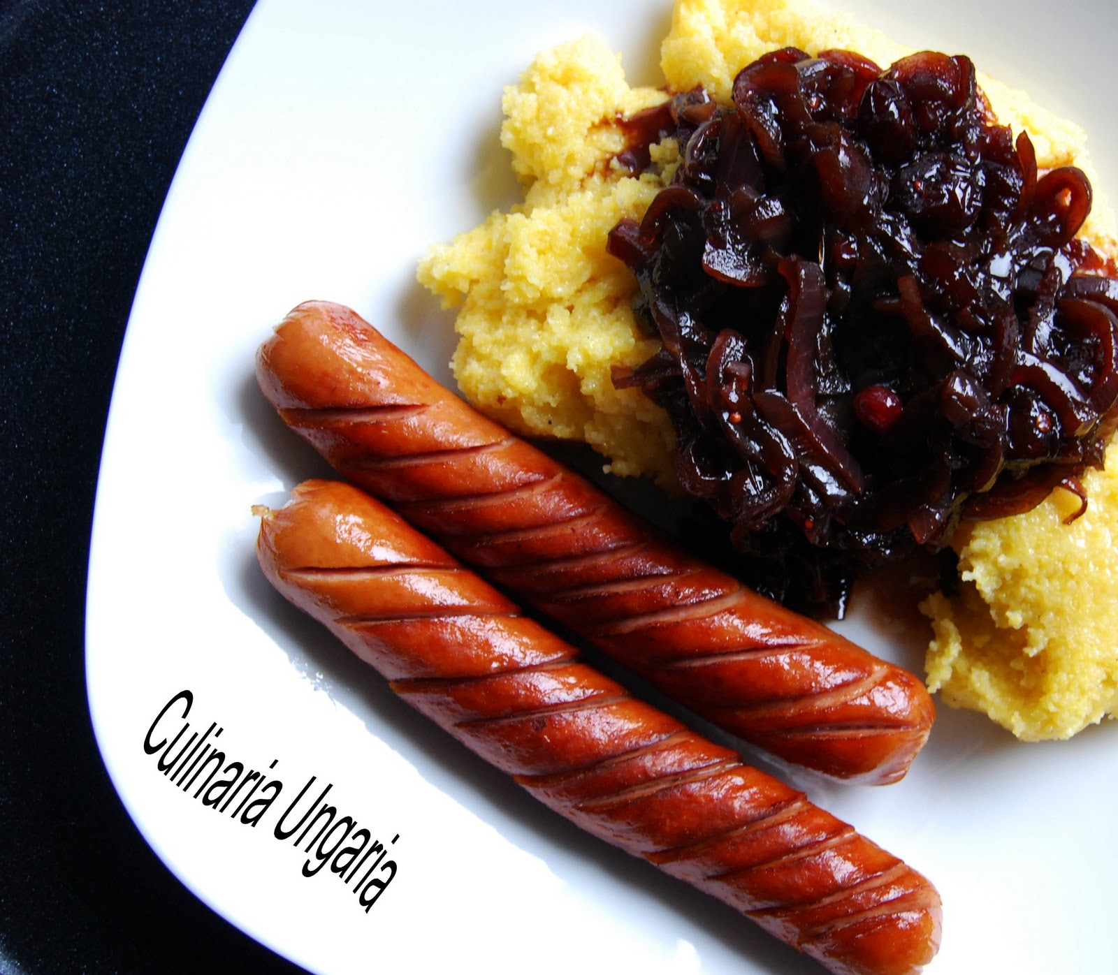 Culinaria Ungaria: Polenta mit Knack-Würstchen und roter Zwiebelmarmelade
