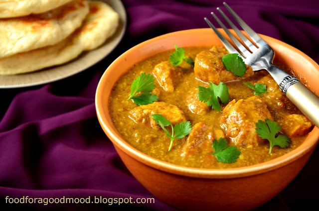 A może tak kulinarna podróż do Indii? Kurczak korma, zaraz obok butter chicken to moje ulubione orientalne danie. Niebiańsko kremowe, z lekką orzechową nutą i choć bardzo aromatyczne, to jednak łagodniejsze w smaku od curry. W sam raz dla wszystkich tych, którzy dopiero rozpoczynają swoją przygodę z kuchnią indyjską i czują respekt przed jej pikanterią :) Niech Was nie przeraża ilość przypraw i dodatków! Danie jest proste w przygotowaniu, a bogaty bukiet nadaje mu głęboki smak i aromat. Do podania z ryżem lub chlebkiem naan. Mniam! :)