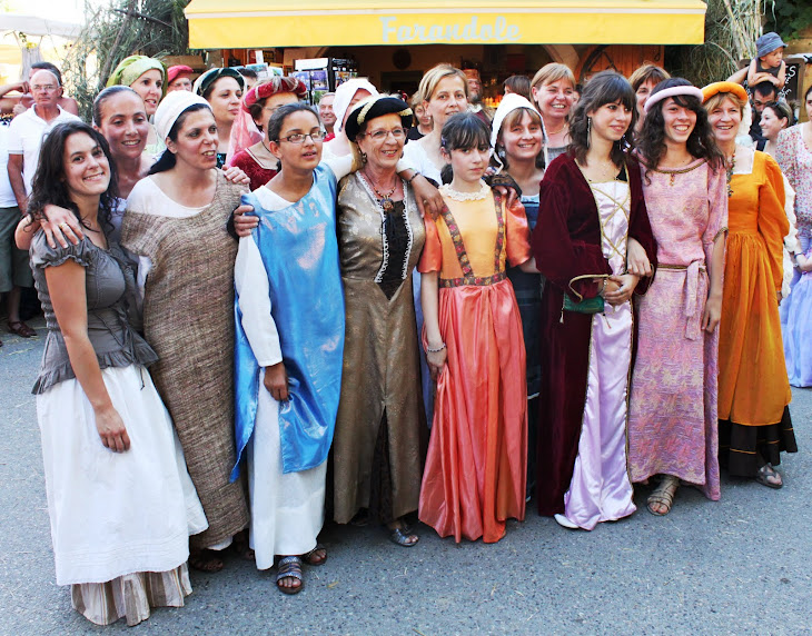 LES GENTES DAMES ET DAMOISELLES DANSENT POUR LA MEDIEVALE