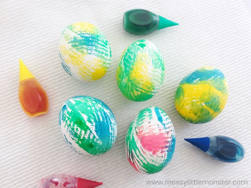 tie dyed eggs using paper towel