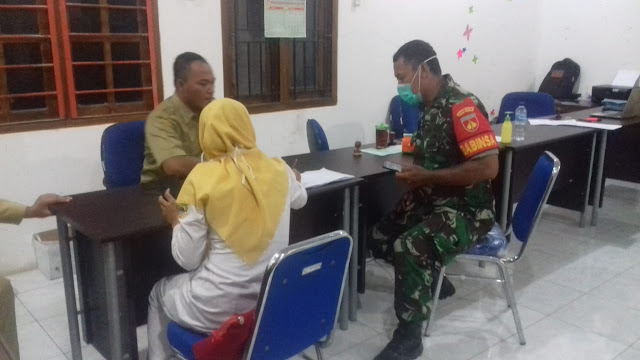 Peduli Kesehatan Warga,Babinsa Kacangan Komsos Bersama Bidan Desa