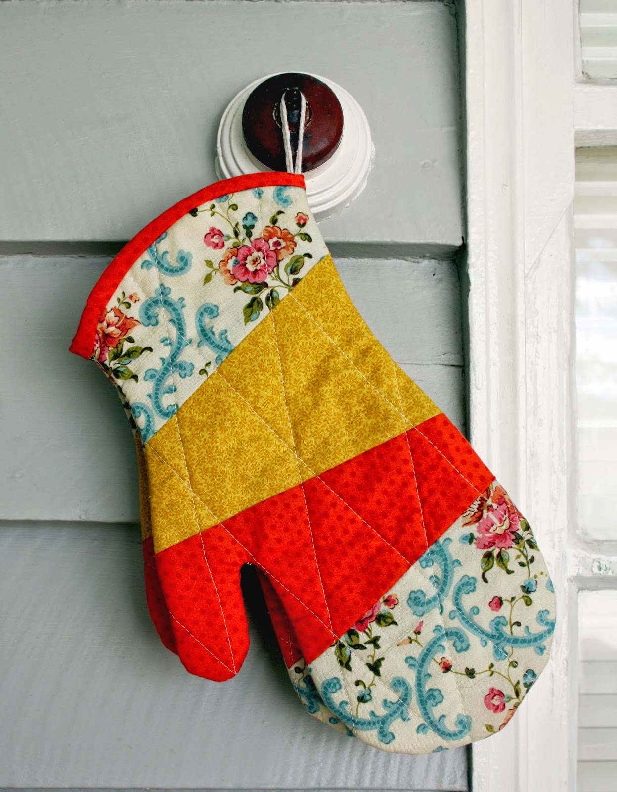 декоративные прихватки. необычные прихватки. выкройка рукавички прихватки для кухни своими. креативные прихватки. прихватка рукавица пэчворк.