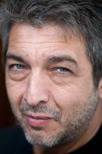 RICARDO DARÍN TAMPOCO PATROCINA RODEADO DE PAPEL