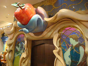 Filmic Light - Snow White Archive: Snow White at the "World of Disney