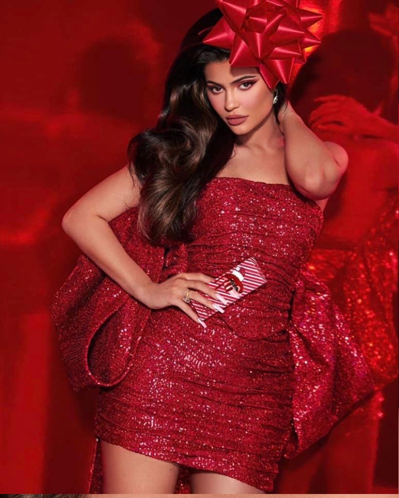 Hily Designs Kylie Cosmetics se viste de rojo Navideño para campaña