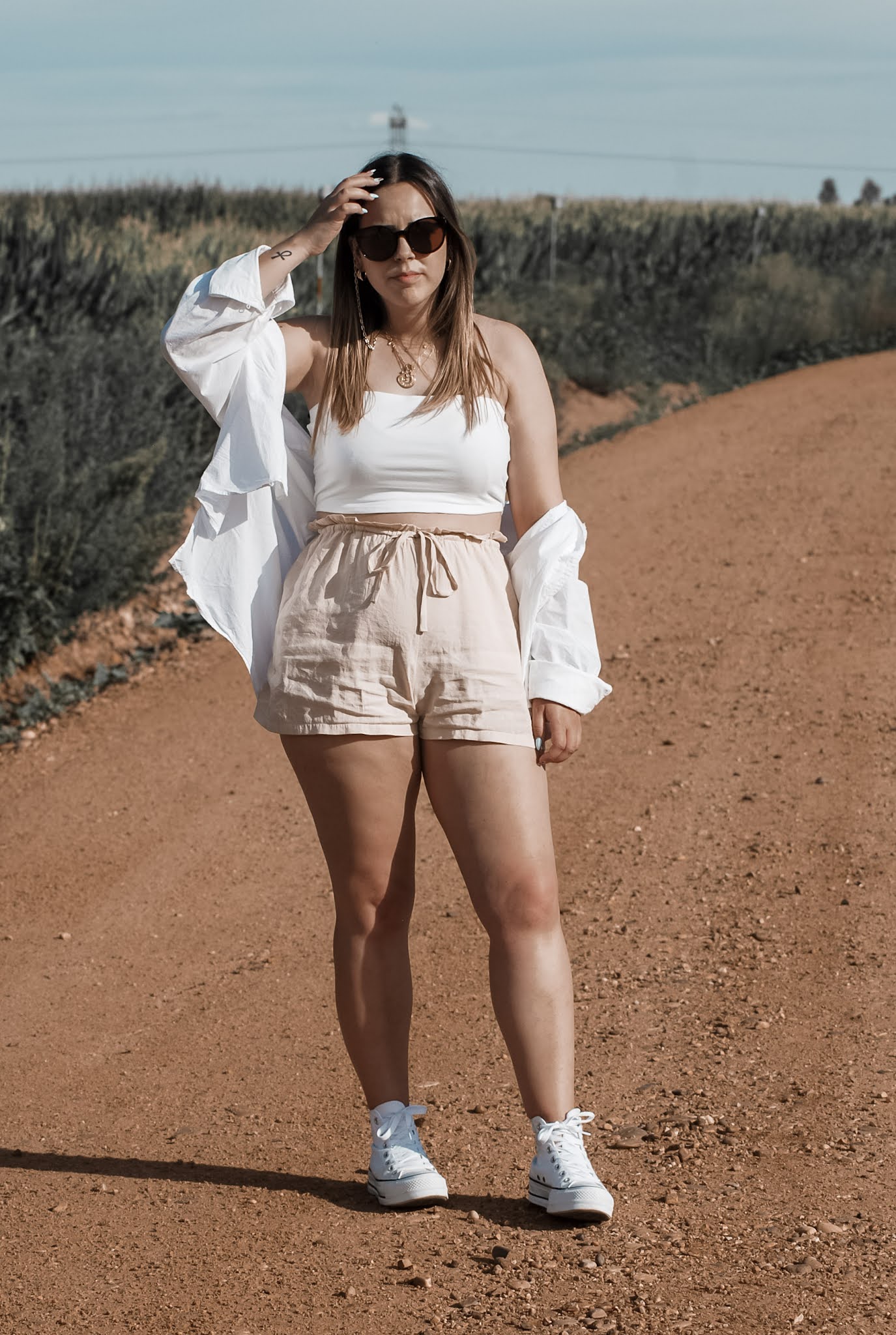 Outfit con crop top y shorts