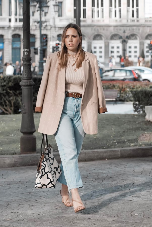 Outfit con blazer oversize en tonos tarrones