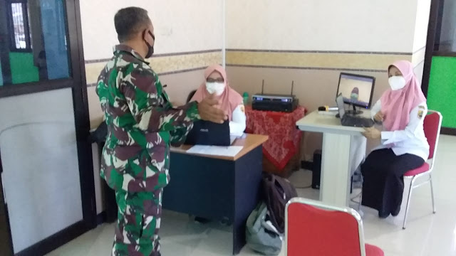 Wujudkan Wilayah Binaan yang Sehat Babinsa Kragilan komsos dengan bidan desa