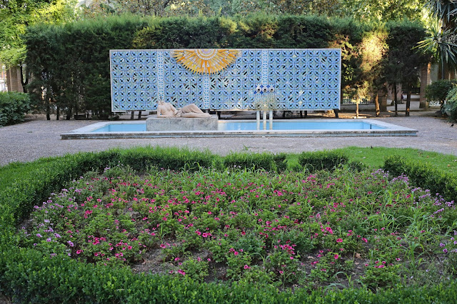 Vegetación y monumento de la glorieta de Luis Montoto.