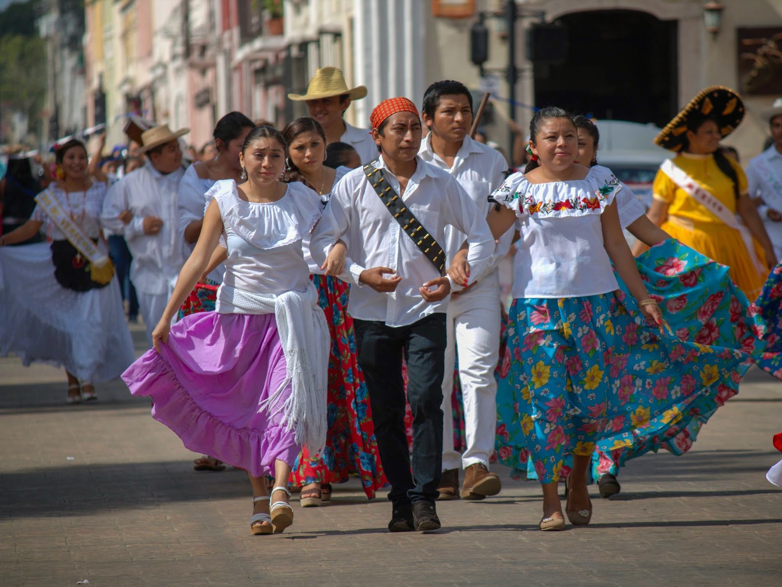 PIRÁMIDES Y TABLAS RÍTMICAS ARRANCAN LOS APLAUSOS / ESPECTACULAR DESFILE REVOLUCIONARIO DEL 20