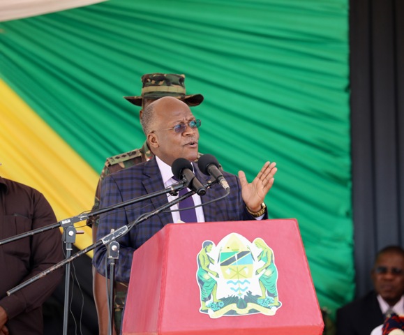 Rais Magufuli Amtetea Mkurugenzi Aliyechongewa 