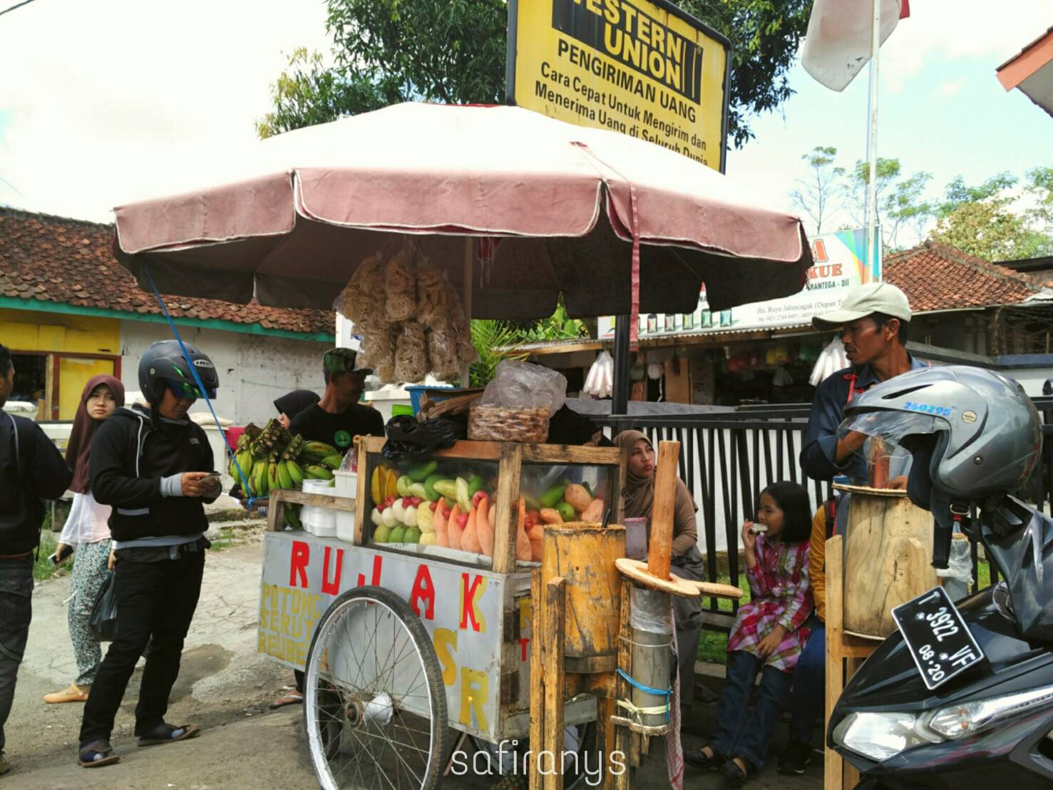 Safira Nys Rujak Bebeg Uleg Parut Tugu Nanas Tugu Nanas Subang